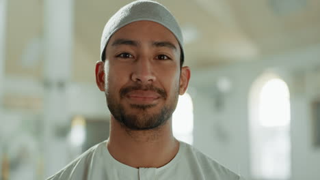 Gesicht,-Lächeln-Und-Muslimischer-Mann-In-Der-Moschee-Auf-Blendenfleck