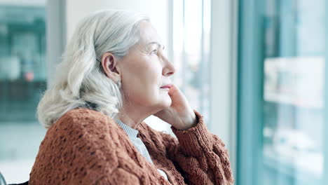 Ältere-Frau,-Fenster-Oder-Denken-Mit-Depressionen