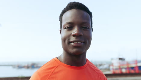 Afrikanischer-Läufer,-Gesicht-Und-Lächeln-Im-Freien