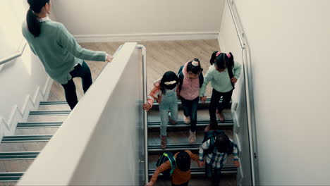 Niños-De-Escuela-Joven,-Escaleras-Y-Caminar-Juntos