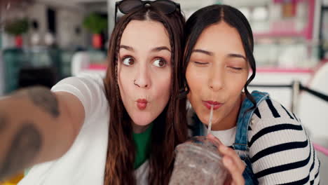 Women,-smoothie-selfie-and-girl-friends