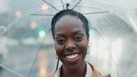 Schwarze-Frau,-Reisen-Und-Outdoor-Mit-Regenschirm