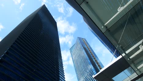 Low-Angle-Ansicht-Der-Modernen-Stadtgebäude-Singapurs