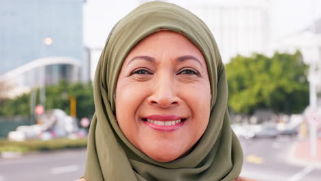 Gesicht,-Stadt-Und-Islamische-Frau-Mit-Einem-Lächeln