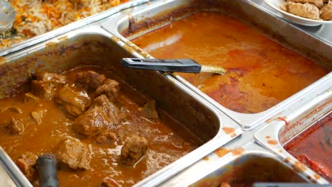 Traditionelles-Indisches-Curry-Lamm-Masala-In-Einer-Schüssel-Auf-Dem-Tisch