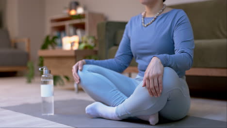 Yoga-Meditation,-Zuhause-Und-Berührung-Der-Brust