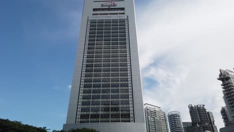 Singapur-2-De-Junio-De-2022-Vista-De-La-Calle-Del-Logotipo-De-La-Empresa-Singtel