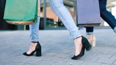 Frau,-Beine-Und-Gehen-Mit-Einkaufstasche-Auf-Der-Straße