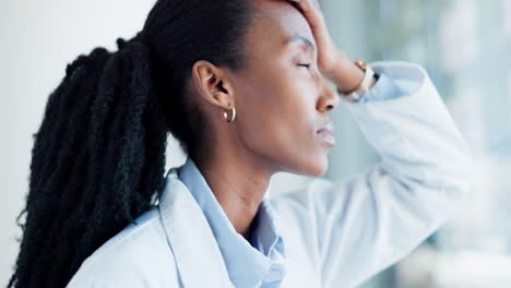 Mujer-Negra,-Doctora-Y-Agotamiento-En-La-Atención-Médica