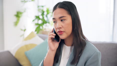 Telefonanruf,-Gespräch-Und-Asiatische-Frau-Auf-Dem-Sofa