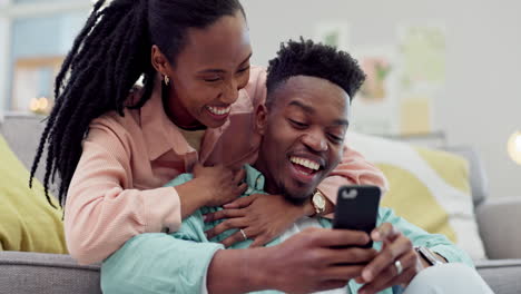 Liebe,-Lächeln-Oder-Schwarzes-Paar-Mit-Einem-Smartphone