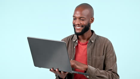 Computadora-Portátil,-Sitio-Web-Y-Hombre-Negro-Con-Una-Sonrisa-En-El-Estudio