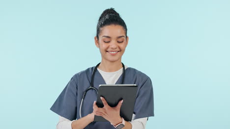 Happy-woman,-doctor-and-tablet-in-research