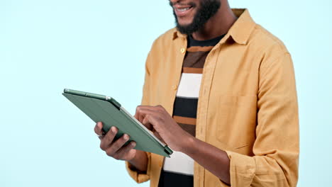 Hombre-Negro-Feliz,-Manos-Y-Tableta-En-Investigación