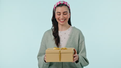 Überraschungsgeschenk,-Schachtel-Und-Gesicht-Einer-Frau-Im-Studio