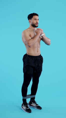 Fitness,-Widerstand-Und-Körper-Eines-Mannes-Auf-Einem-Blauen-Hintergrund