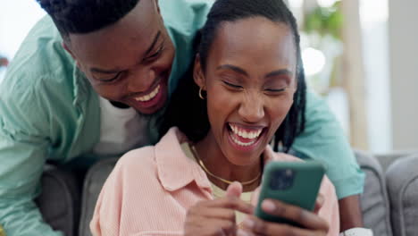 Zuhause,-Liebe-Und-Schwarzes-Paar-Mit-Einem-Smartphone