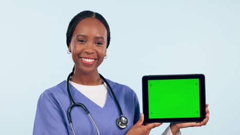 Doctor,-Mujer-Y-Tableta-Con-Pantalla-Verde