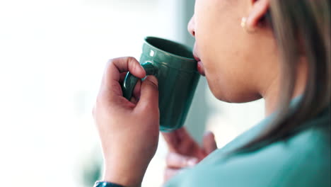 Nahaufnahme,-Tasse-Und-Eine-Person-Mit-Kaffee