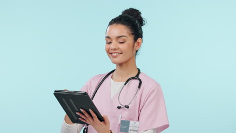 Face-of-woman-on-tablet,-nurse-smile