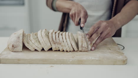 Brot,-Messer-Und-Nahaufnahme-Der-Hände-In-Der-Küche