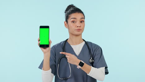 Mujer,-Enfermera-Y-Teléfono-Apuntando-A-La-Pantalla-Verde
