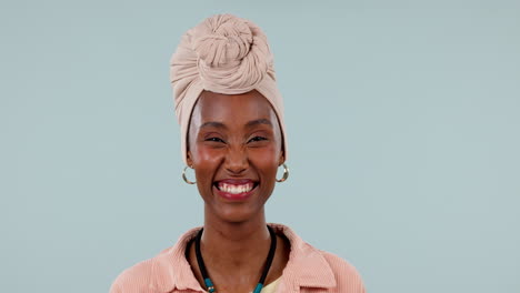 Cara,-Sonrisa-Y-Mujer-Negra-Riendo-En-El-Estudio
