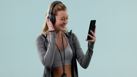 Woman-at-gym,-headphones-and-smartphone
