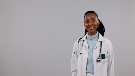 Mujer-Negra-Feliz,-Doctora-Y-Apuntando-A-La-Lista