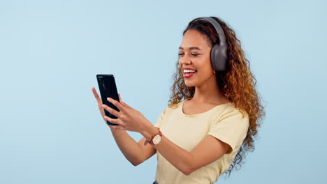 Woman,-scroll-social-media-with-headphones
