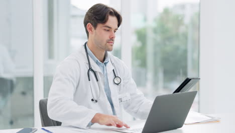 Médico,-Tableta-Y-Computadora-Portátil-En-La-Oficina-Para-Investigación