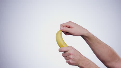 Manos,-Dieta-Y-Una-Persona-Pelando-Un-Plátano