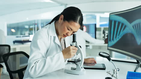 Mikroskop,-Asiatische-Frau-Oder-Wissenschaftlerin-Beim-Lesen