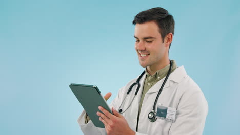Feliz,-Médico-Y-Hombre-Con-Investigación-En-Tableta