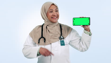 Atención-Sanitaria,-Teléfono-Y-Pantalla-Verde-Con-Un-Musulmán.