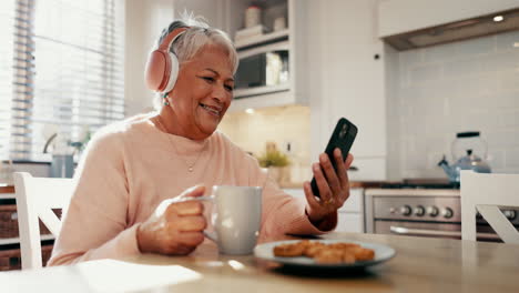 Ältere-Frau,-Zuhause-Und-Kopfhörer-Mit-Telefon