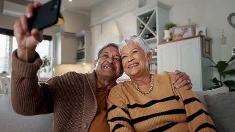 Älteres-Paar,-Selfie-Und-Lächeln-Auf-Dem-Sofa