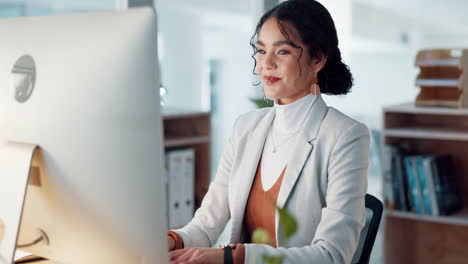 Businesswoman-at-desk-with-computer
