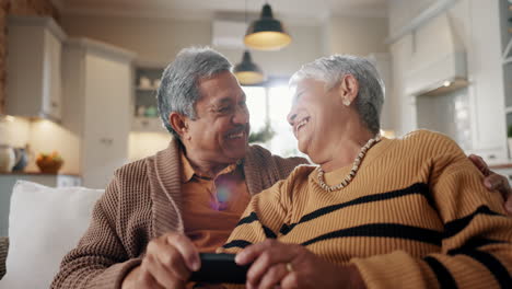 Älteres-Paar,-Selfie-Und-Lächeln-Auf-Der-Couch