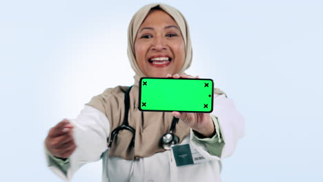 Atención-Sanitaria,-Teléfono-Y-Pantalla-Verde-Con-Un-árabe.