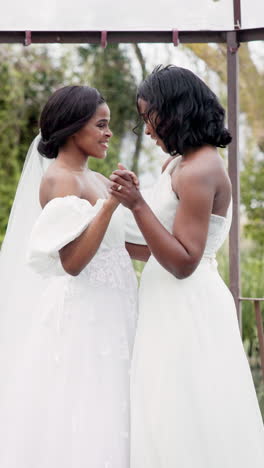 Hochzeit,-Tanz-Und-Ein-Glückliches-Afrikanisches-Lesbisches-Paar