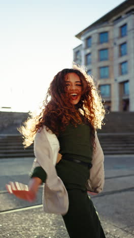 Bailando,-Haciendo-Negocios-Y-Feliz-Con-Una-Mujer-En-La-Ciudad.