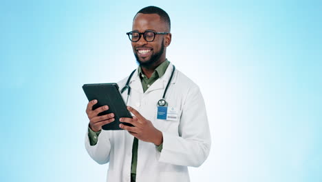 Médico,-Hombre-Y-Tableta-En-Estudio-Para-Atención-Médica