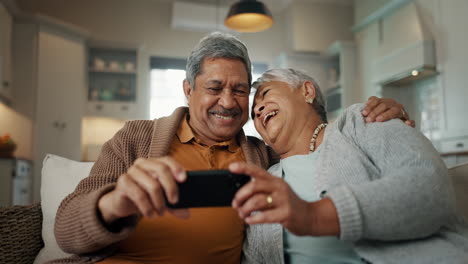Älteres-Paar,-Zuhause-Und-Selfie-Beim-Lachen