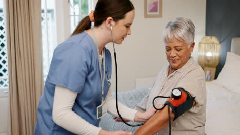 Alte-Frau,-Blutdruckkontrolle-Und-Krankenschwester