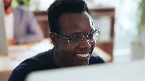 Investigación,-Sonrisa-Y-Hombre-Negro-En-Una-Computadora