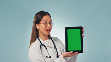 Portrait-of-woman,-doctor-with-tablet