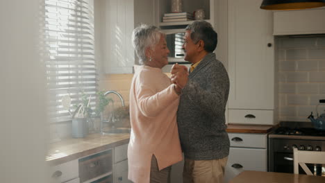 Ruhestand,-Zuhause-Und-Tanzendes-älteres-Paar