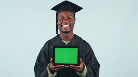 Glücklicher-Schwarzer-Mann,-Tablet-Und-Grüner-Bildschirm