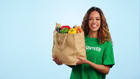 Mujer-Voluntaria,-Verduras-Y-Comida-En-El-Estudio
